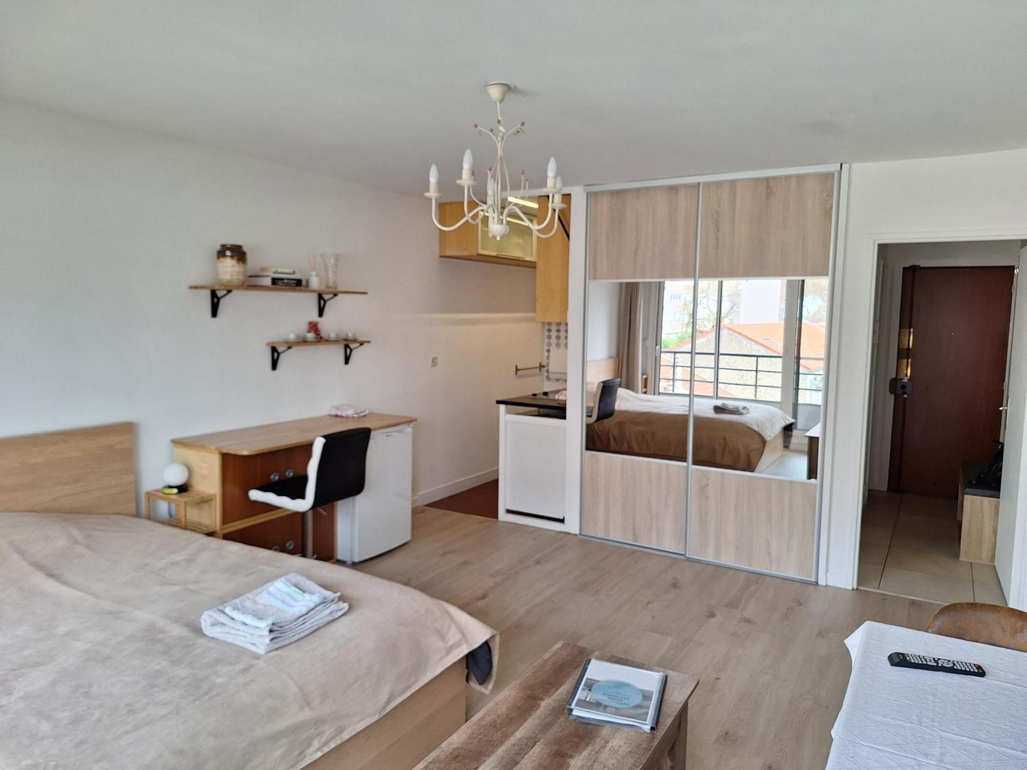 Chic Parisian Studio Retreat Bright Spacious And Secure Parking Extérieur photo